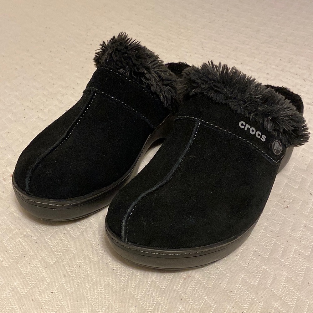 Crocs Cobbler 11602 Women's Size 7W Black Suede Faux Fur Mule 2.25” Clog Shoes